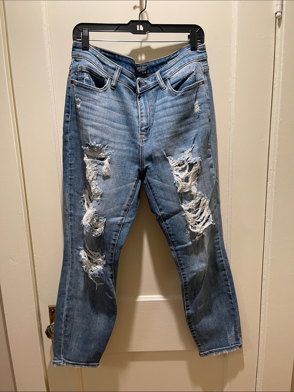 Distressed Light Blue Women’s Boyfriend Jeans